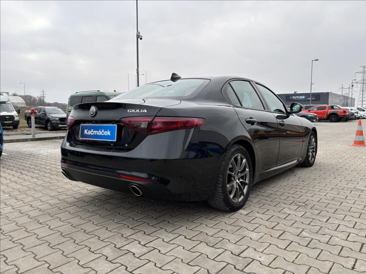 Alfa Romeo Giulia Sedan / Limuzína 2,1 l 132 kw
