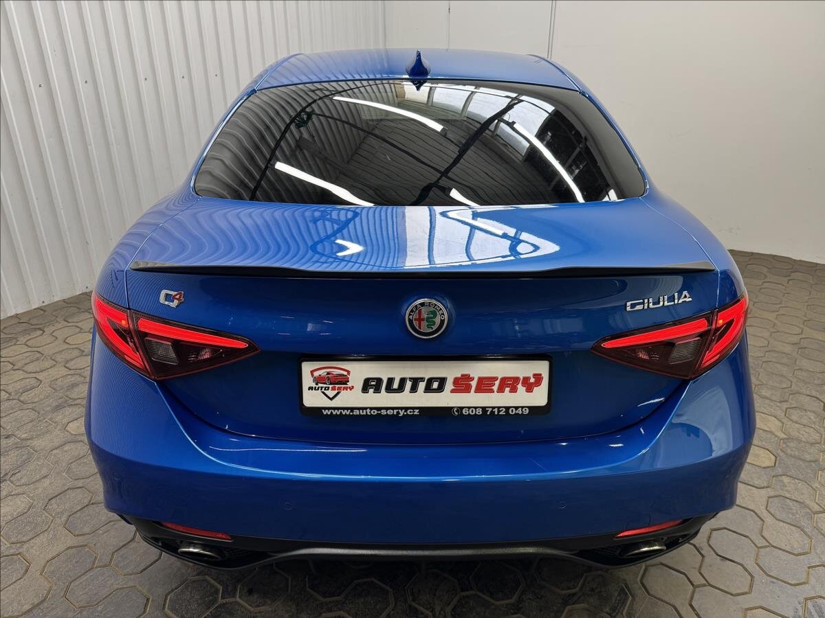 Alfa Romeo Giulia Sedan / Limuzína 2,0 l 206 kw