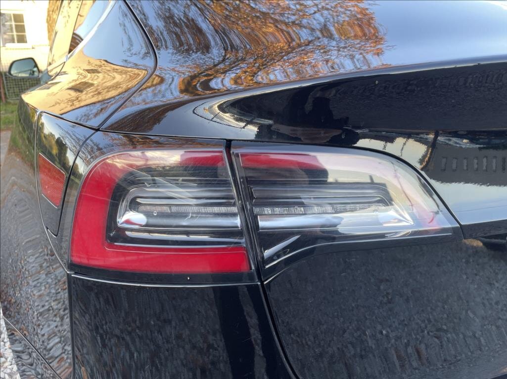 Tesla Model 3 Sedan 0,0 239 kw