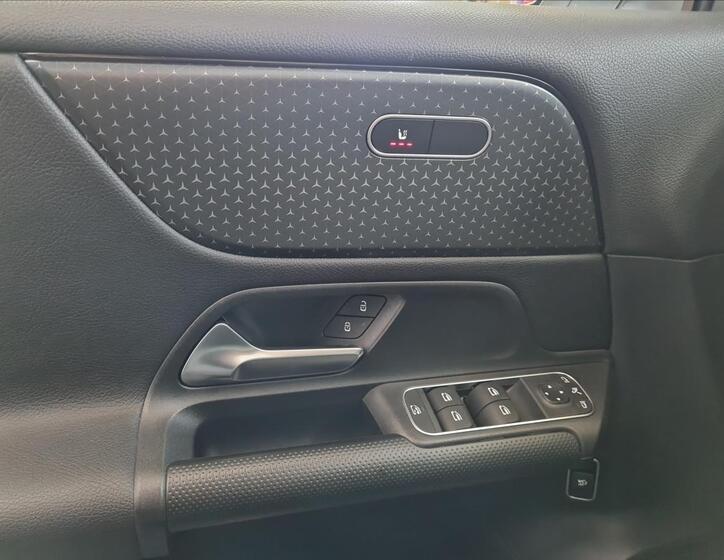 Mercedes-Benz GLB 12