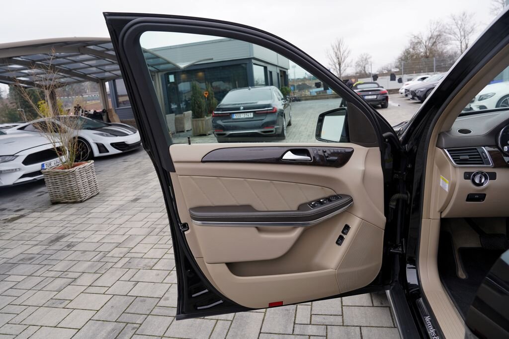 Mercedes-Benz GL SUV 4,7 l 320 kw