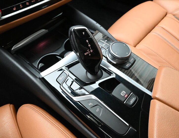 BMW Řada 5 Kombi 3,0 l 195 kw