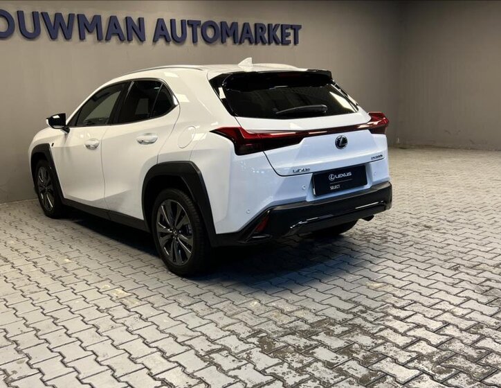 Lexus UX 300h Hatchback 2,0 l 146 kw