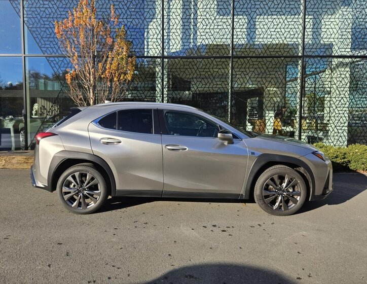 Lexus UX 300h Hatchback 2,0 l 146 kw