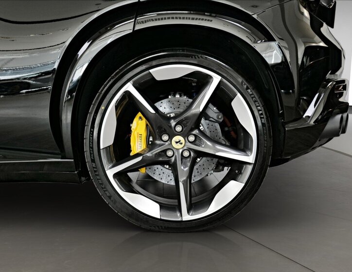 Ferrari Purosangue SUV / Terénní 6,5 l 529 kw
