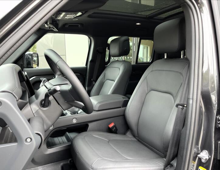 Land Rover Defender 14