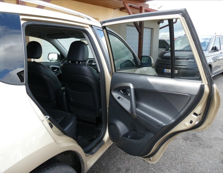 Toyota RAV4 SUV / Terénní 2,2 l 110 kw