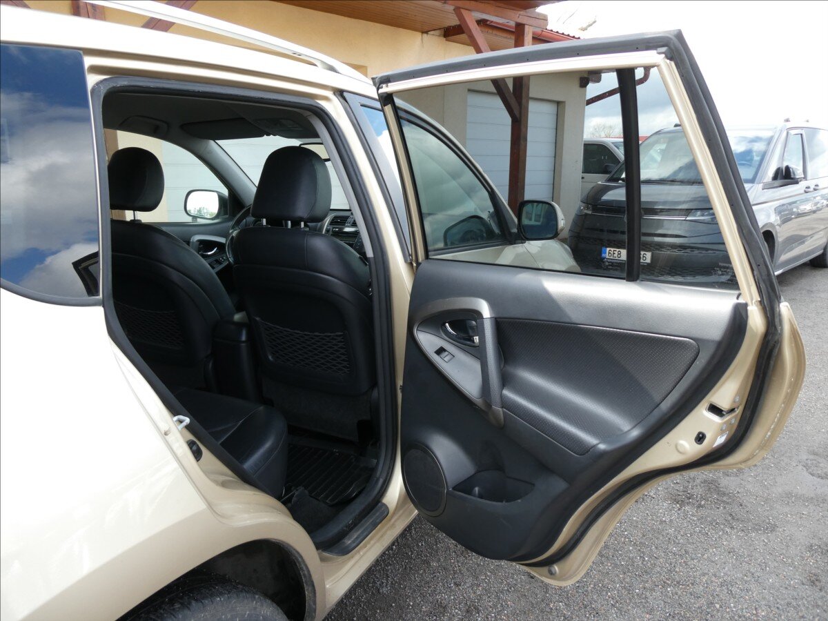 Toyota RAV4 SUV / Terénní 2,2 l 110 kw
