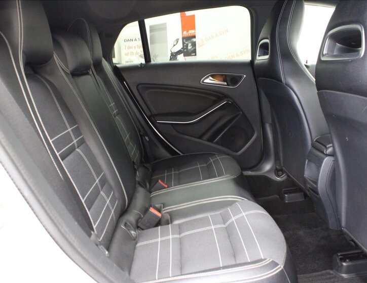 Mercedes-Benz CLA 12