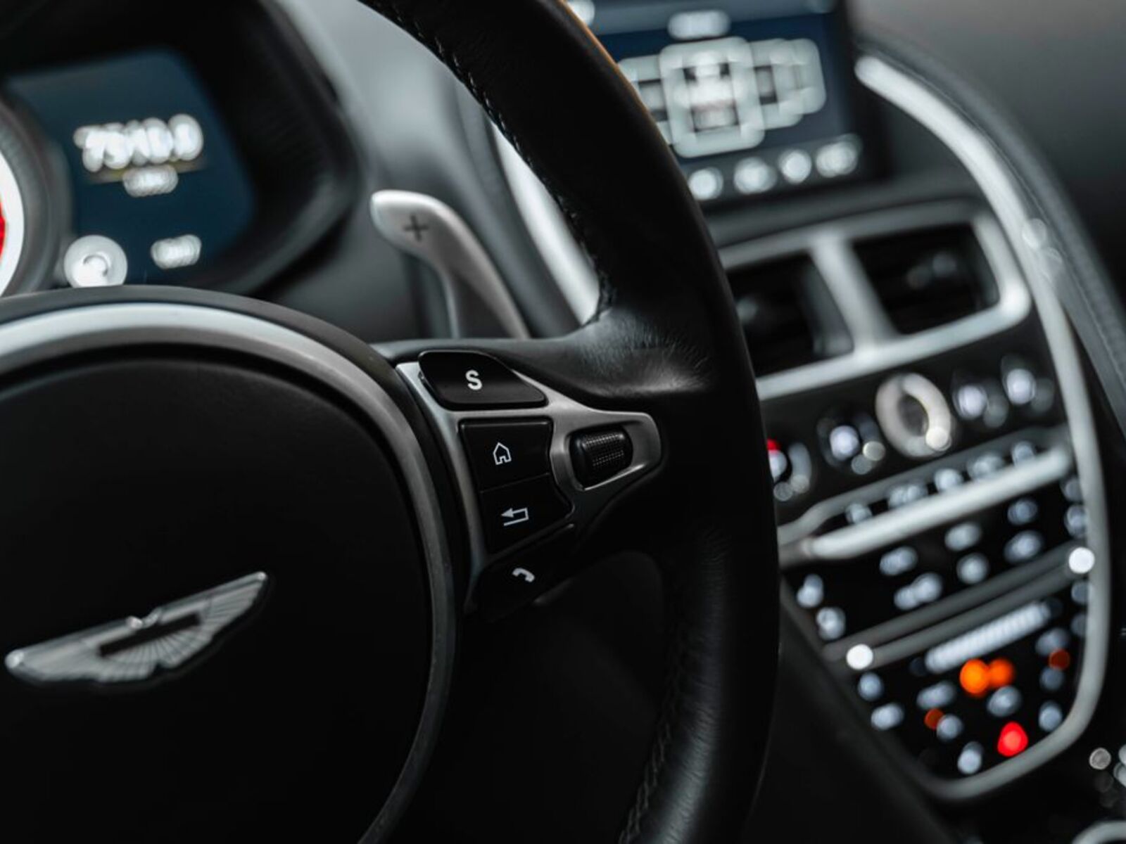 Aston Martin DB11 21