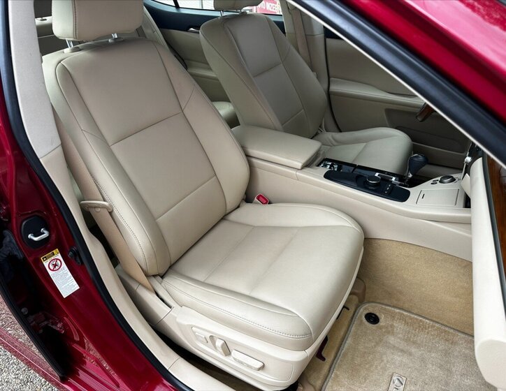 Lexus ES 300h Sedan / Limuzína 3,0 l 116 kw