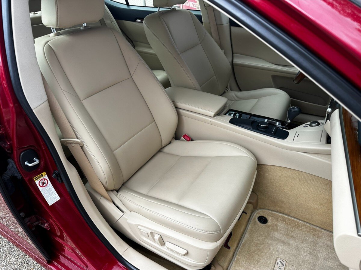 Lexus ES 300h Sedan / Limuzína 3,0 l 116 kw
