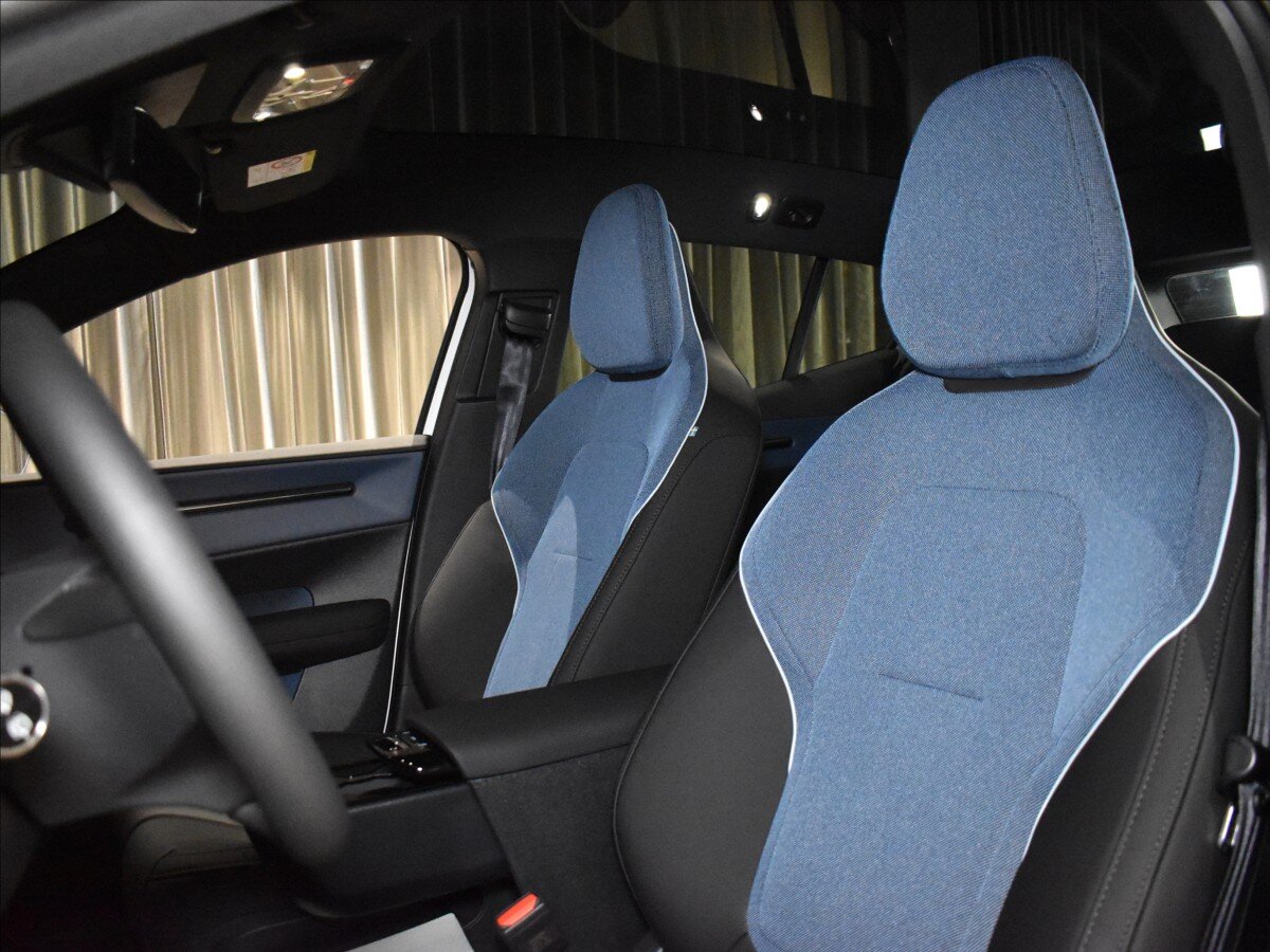 Volvo EX30 SUV / Terénní 0,0 200 kw