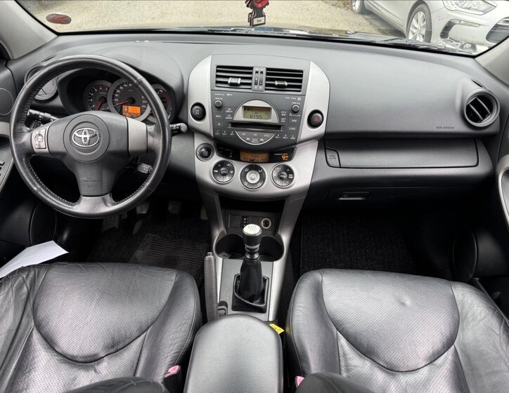 Toyota RAV4 SUV / Terénní 2,2 l 100 kw