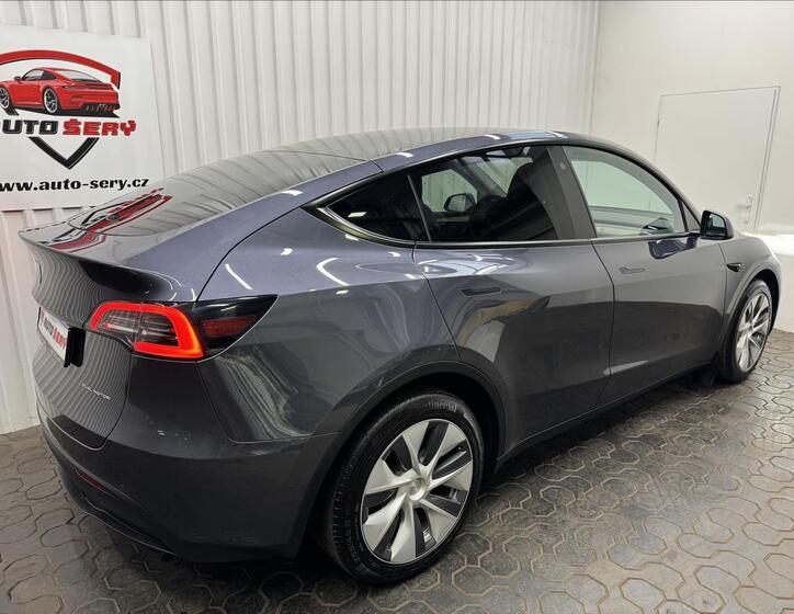 Tesla Model Y 8