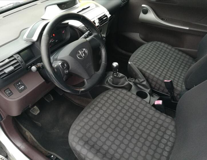 Toyota iQ 5