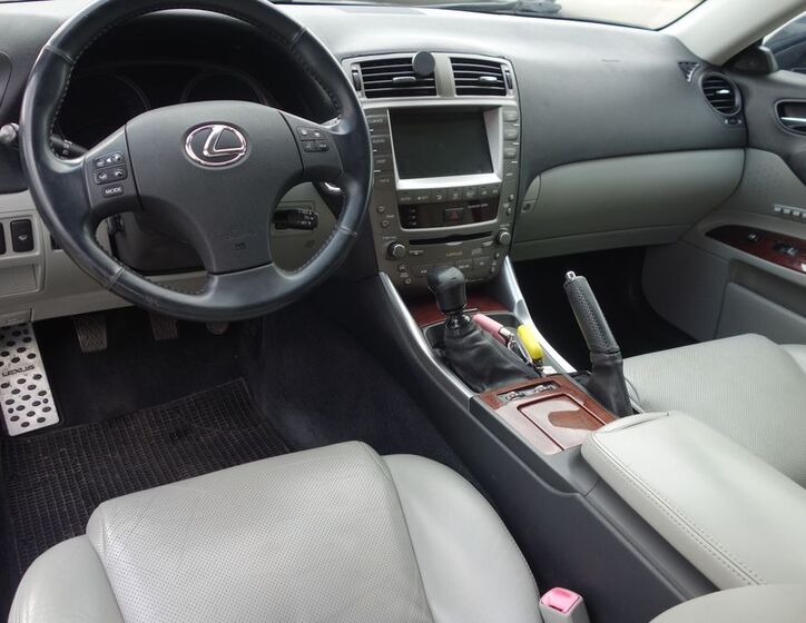 Lexus IS 220 11