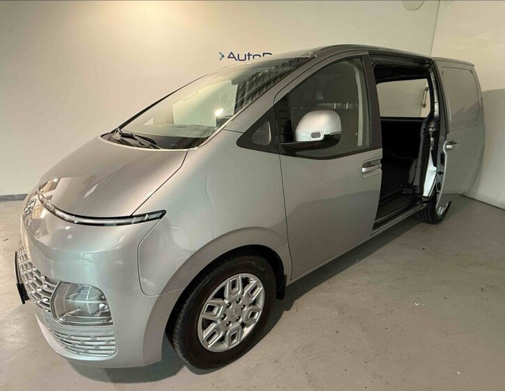 Hyundai Staria 4