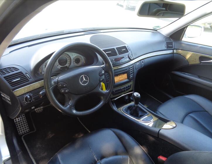 Mercedes-Benz 211 12