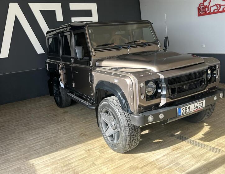 Land Rover Defender 4