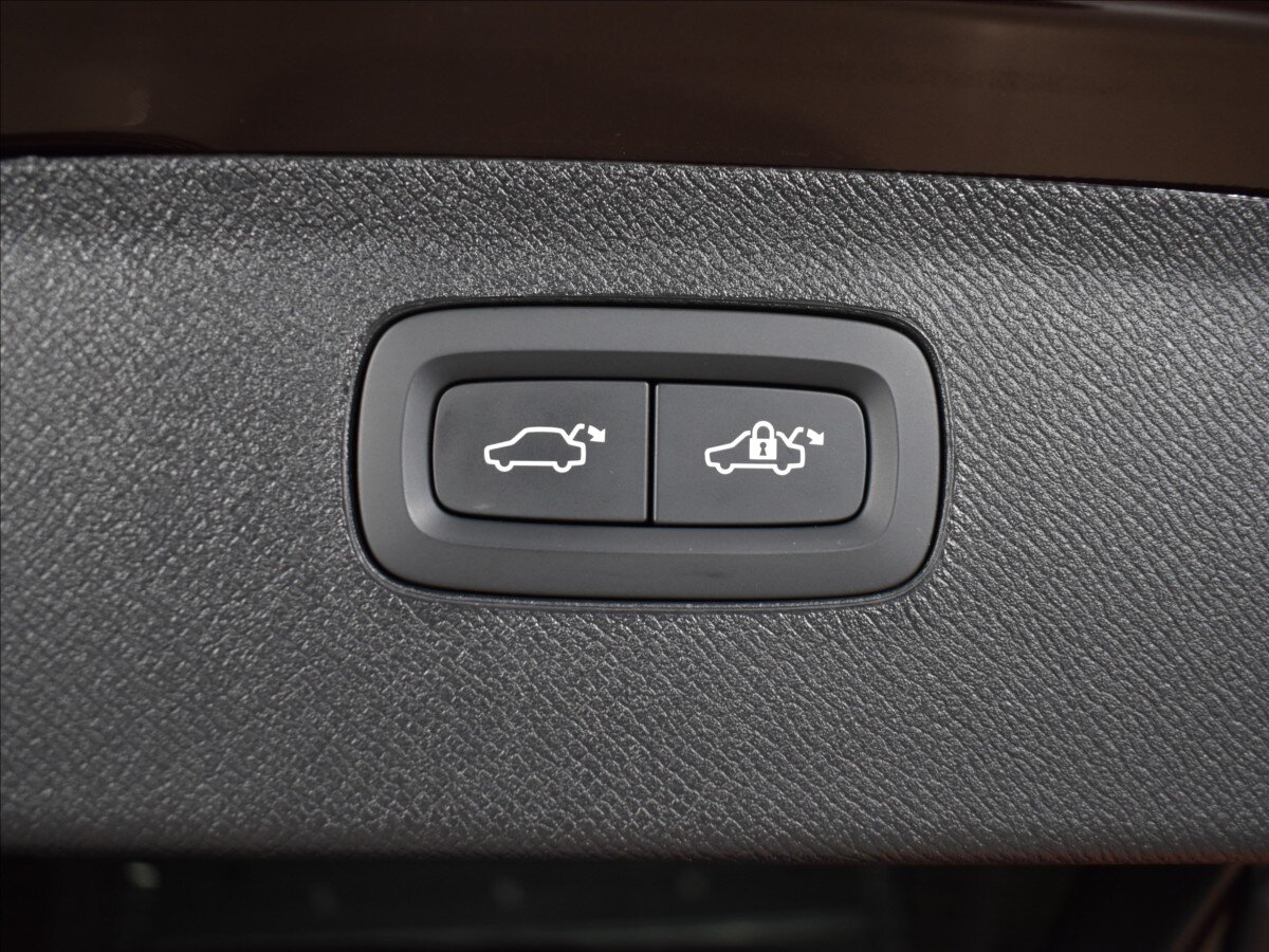 Volvo XC90 SUV / Terénní 2,0 l 335 kw