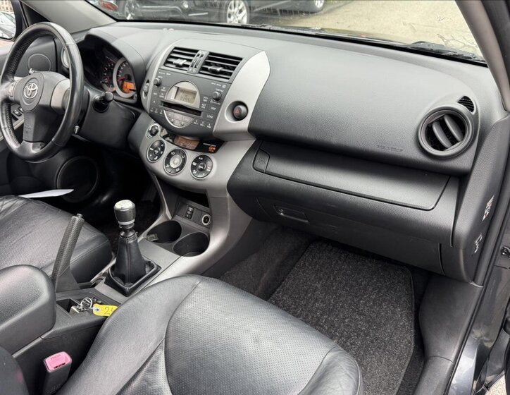 Toyota RAV4 SUV / Terénní 2,2 l 100 kw