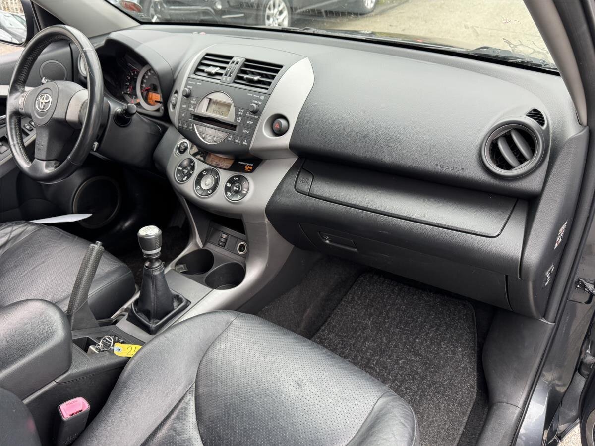 Toyota RAV4 SUV / Terénní 2,2 l 100 kw
