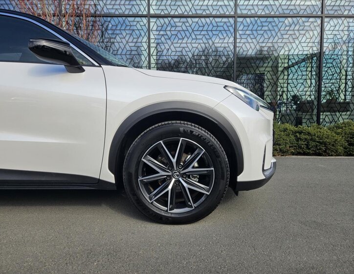 Lexus LBX SUV / Terénní 1,5 l 100 kw