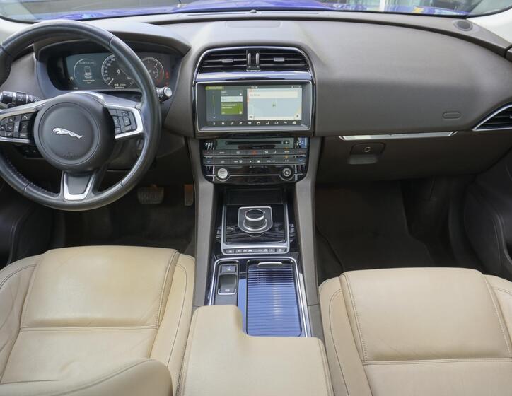 Jaguar F-Pace 17