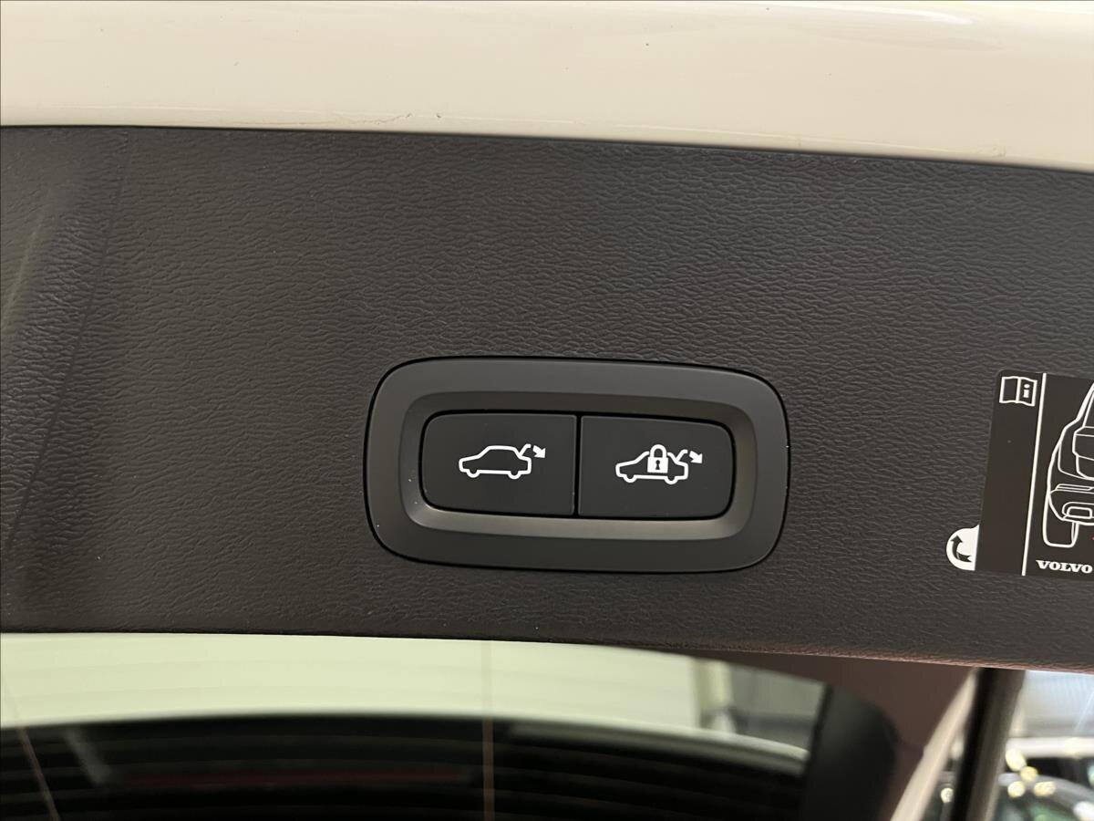 Volvo XC40 SUV / Terénní 1,5 l 120 kw