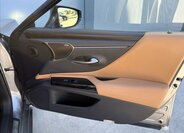 Lexus ES 300h Sedan / Limuzína 2,5 l 131 kw