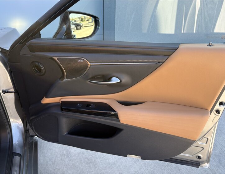 Lexus ES 300h Sedan / Limuzína 2,5 l 131 kw