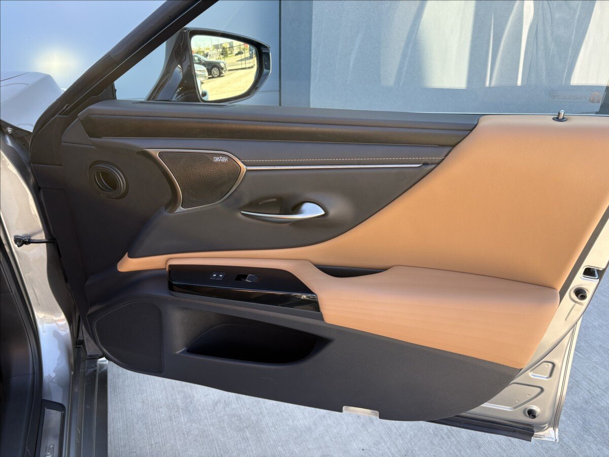 Lexus ES 300h Sedan / Limuzína 2,5 l 131 kw