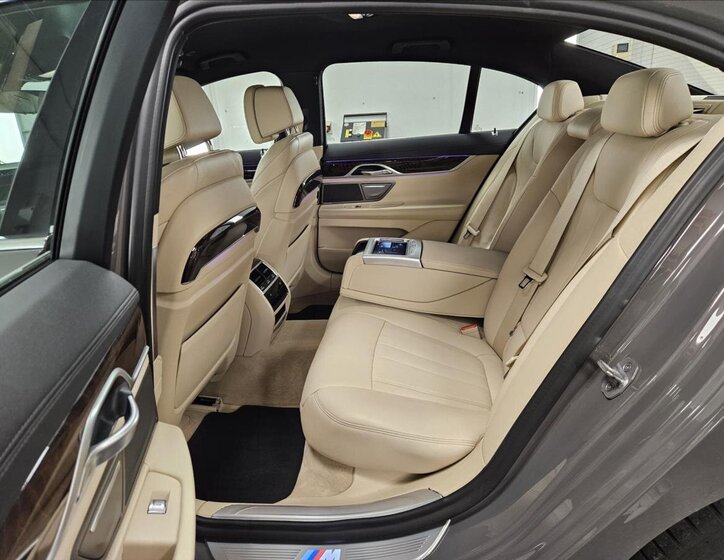 BMW Řada 7 Sedan 3,0 l 195 kw