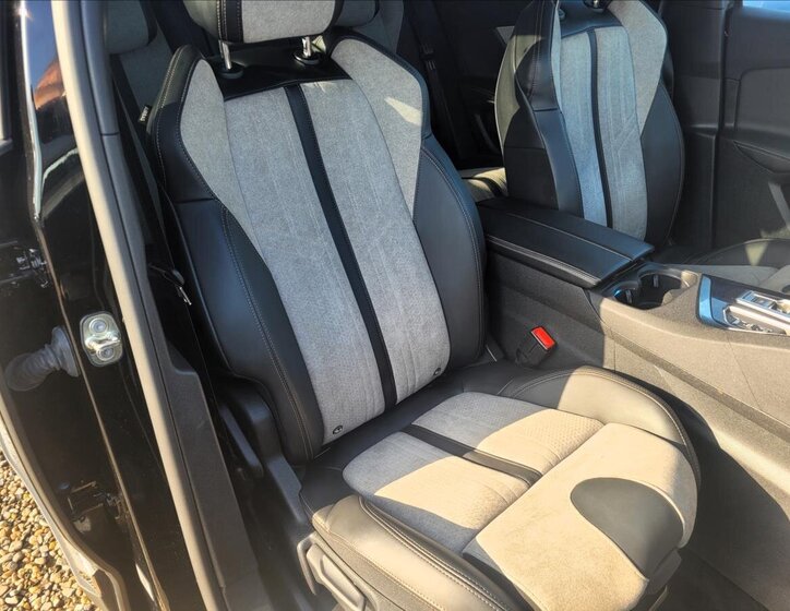 Peugeot 3008 SUV 1,6 l 133 kw