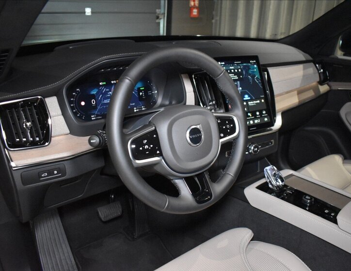 Volvo XC90 SUV / Terénní 2,0 l 335 kw