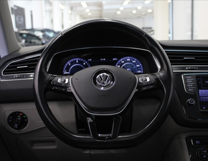Volkswagen Tiguan 9