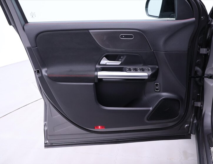 Mercedes-Benz GLA 12