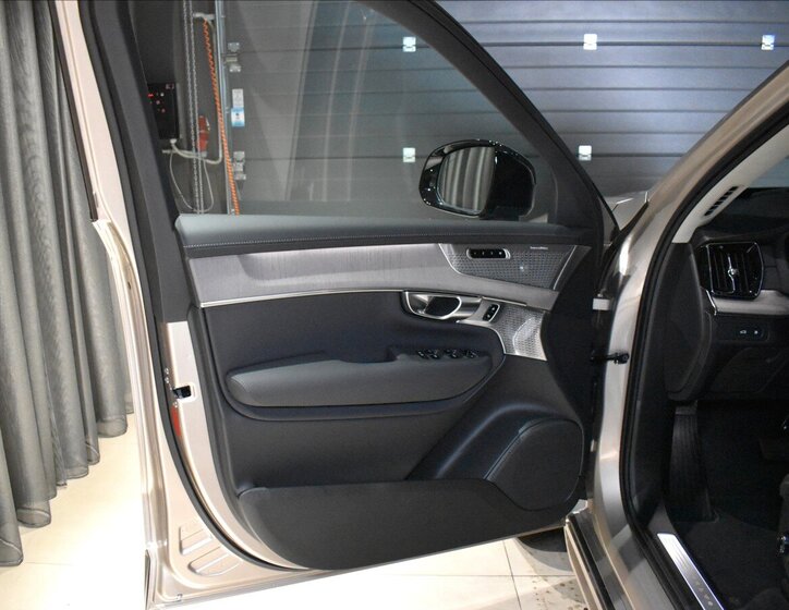 Volvo XC90 SUV / Terénní 2,0 l 335 kw