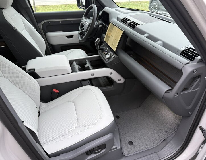 Land Rover Defender 21