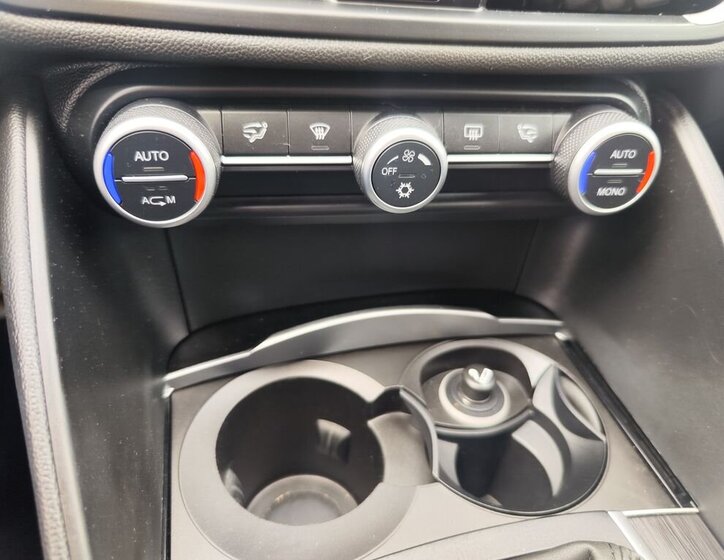 Alfa Romeo Giulia Sedan / Limuzína 2,1 l 110 kw