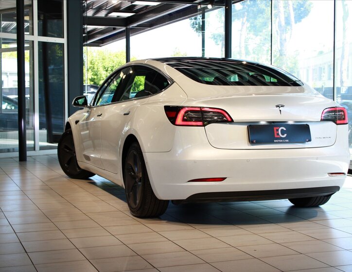 Tesla Model 3 20