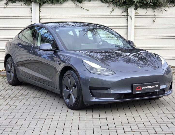 Tesla Model 3 Sedan / Limuzína 0,0 208 kw