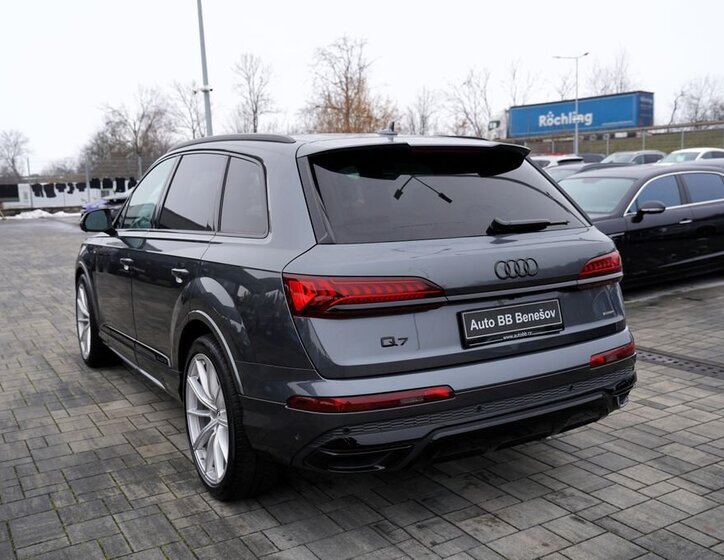 Audi Q7 4