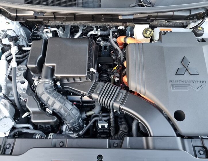 Mitsubishi Outlander SUV 2,4 l 225 kw