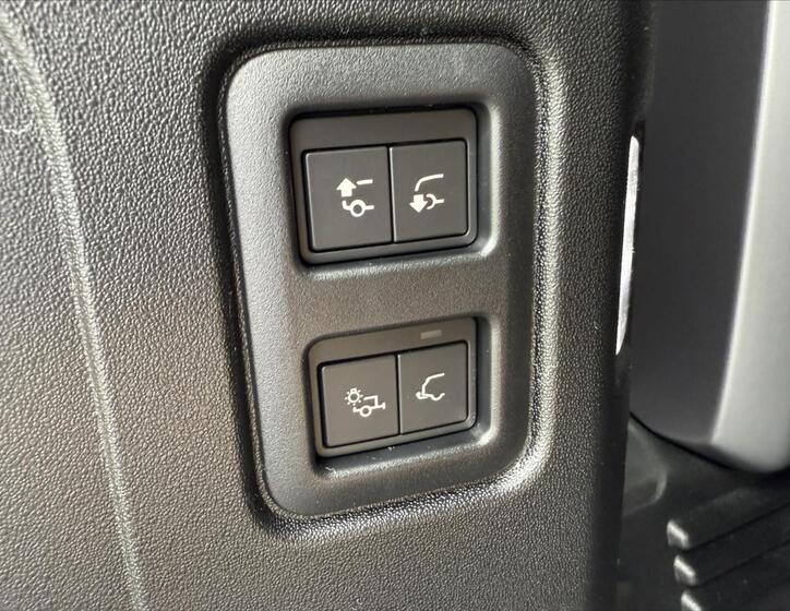 Land Rover Defender 33