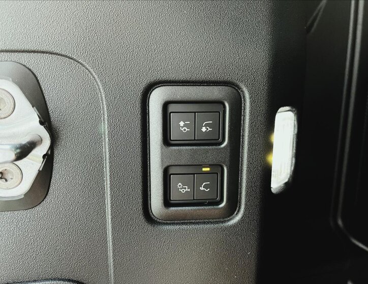 Land Rover Defender 8