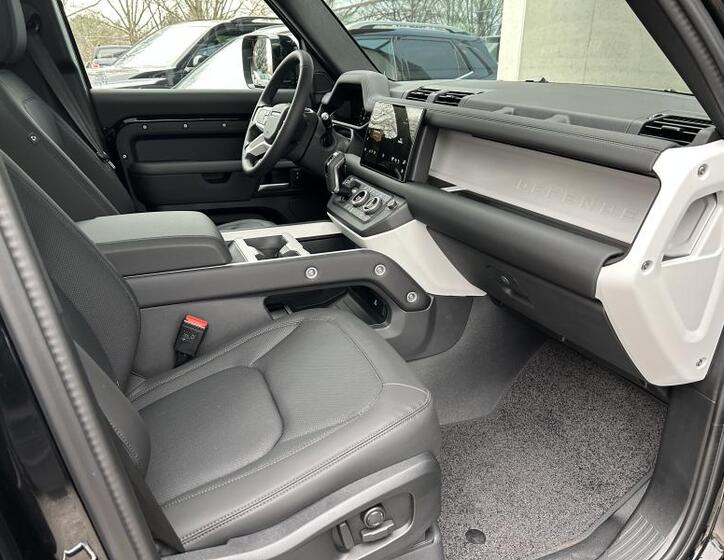 Land Rover Defender 17