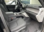 Land Rover Defender 17