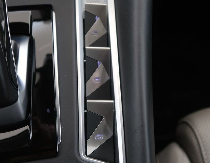 DS Automobiles DS9 Sedan / Limuzína 1,6 l 147 kw